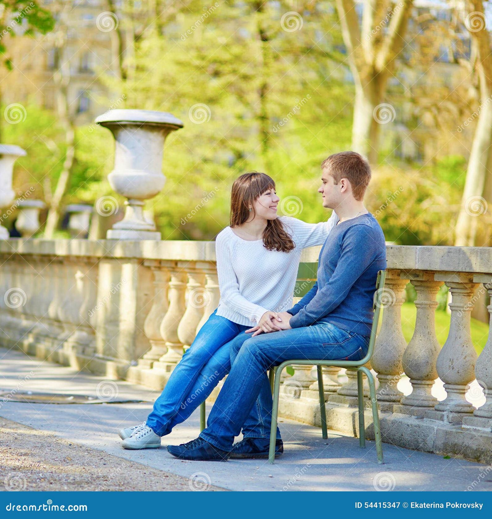 Salmadate: A Modern Approach to Online Internet Dating Salmadate: A Modern Approach to Online Internet Dating