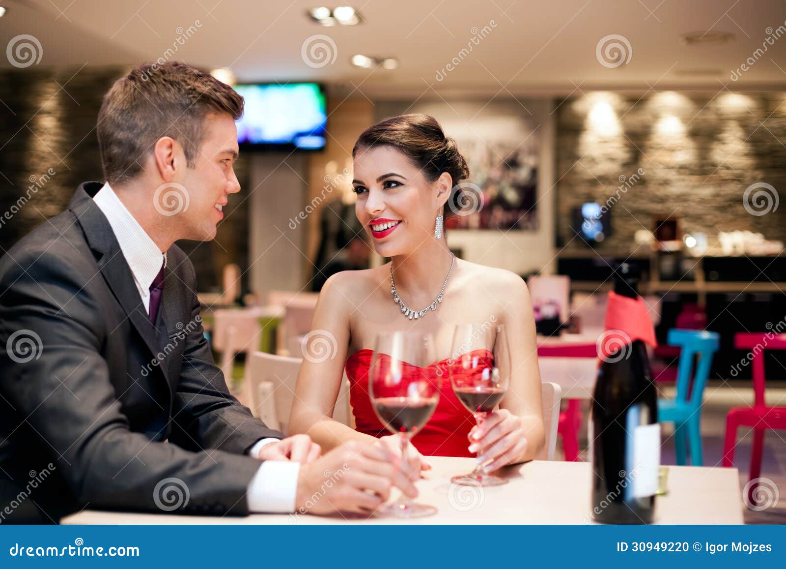 SofiaDate Opinion: A world of Love in hand SofiaDate Opinion: A world of Love in hand